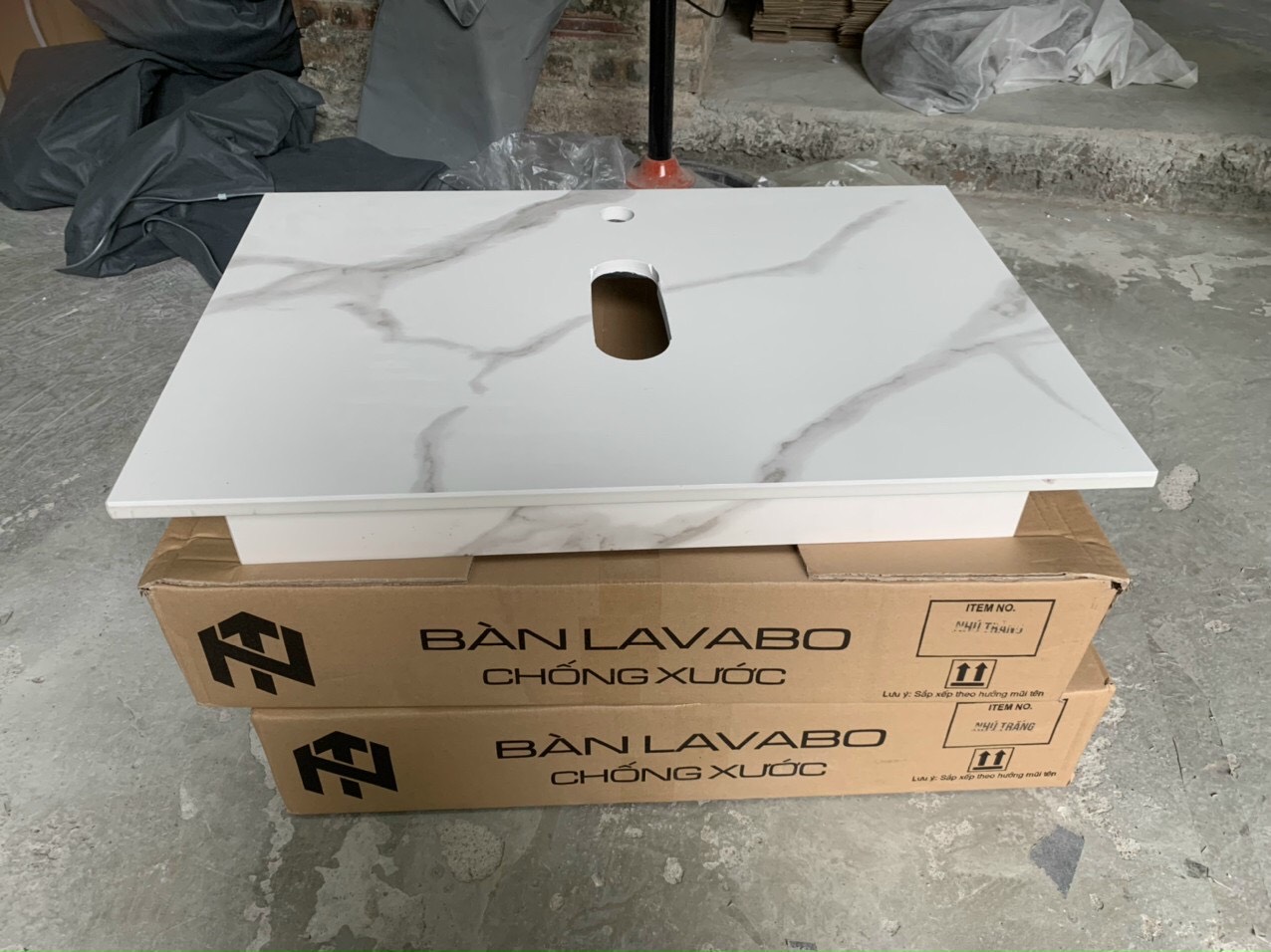 Bàn Đá Chống Xước Kích Thước 50x70cm Màu Trắng Khói