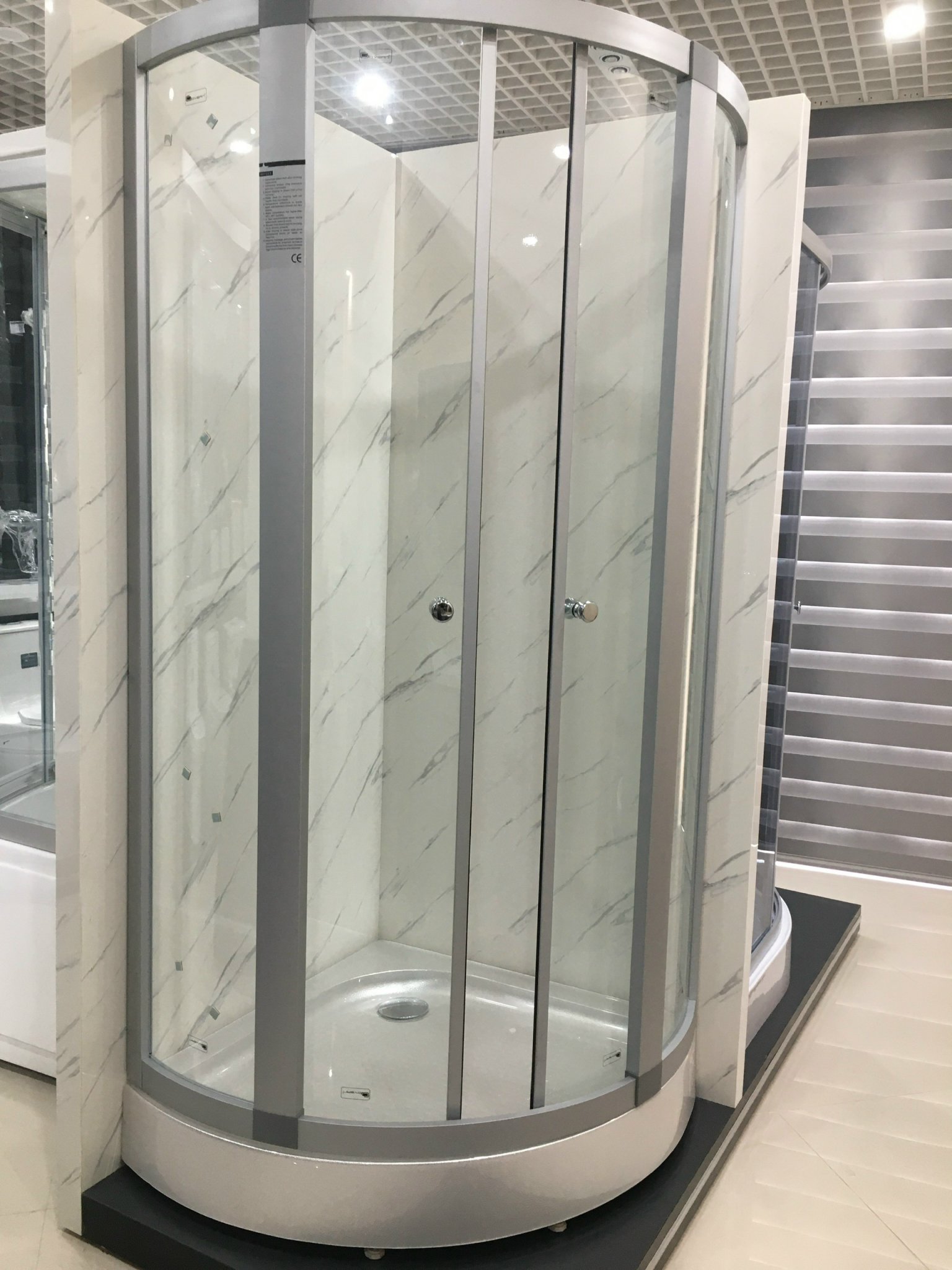 Cabin Tắm Đứng Vách Kính Govern LV-17P Đế Thấp