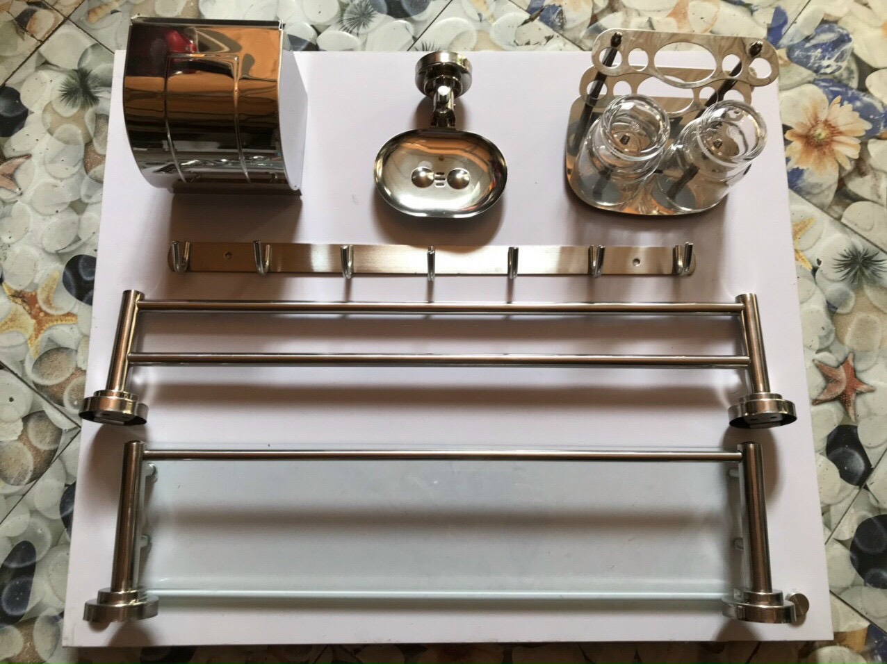 Bộ phụ kiện 6 món inox có kệ để bàn chải, lô giấy kín giá tốt