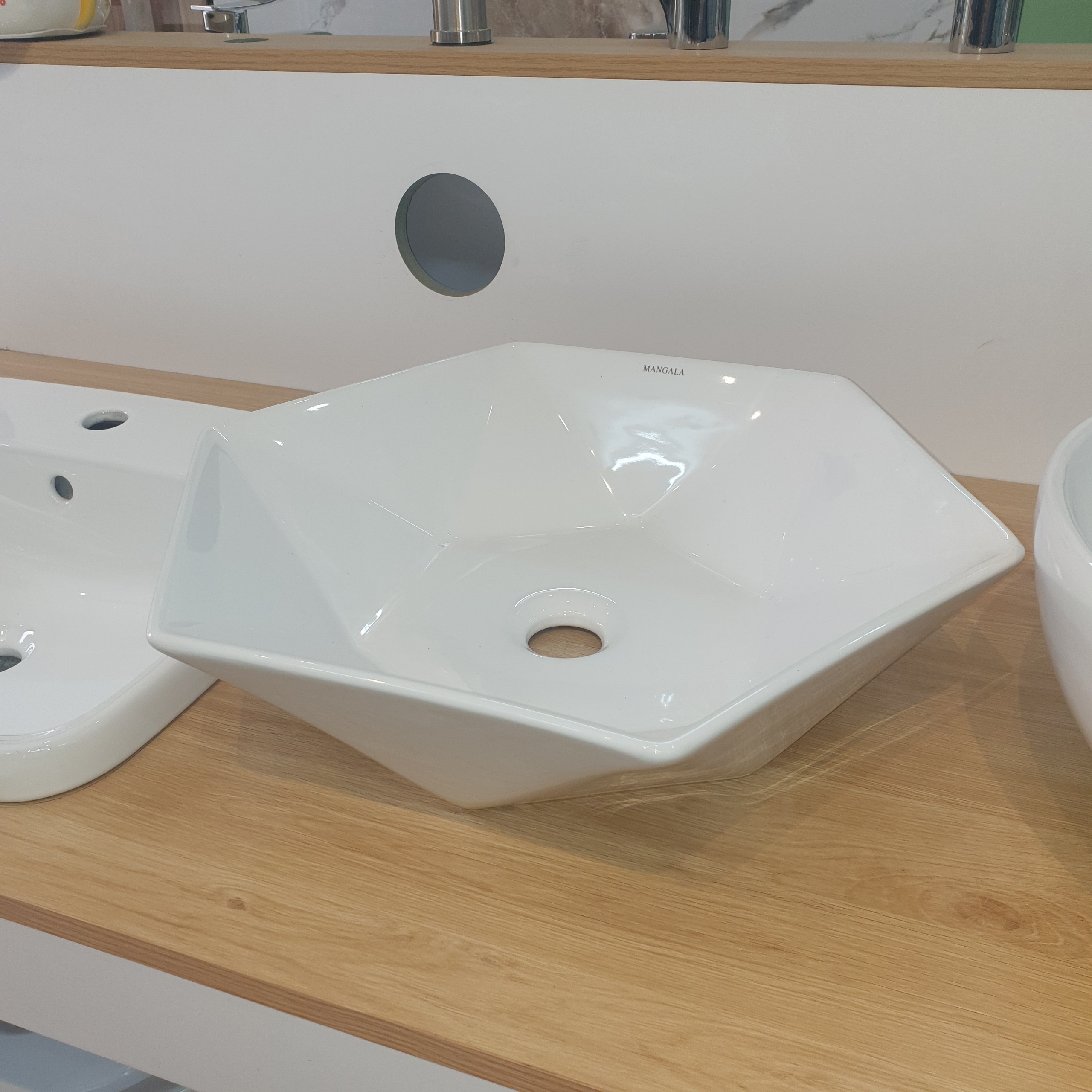 XẢ KHO LAVABO LỤC GIÁC GIÁ RẺ NHẤT HÀ NỘI , CHỈ 650K/CÁI