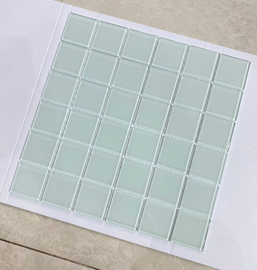 Gạch mosaic thủy tinh xám bạc