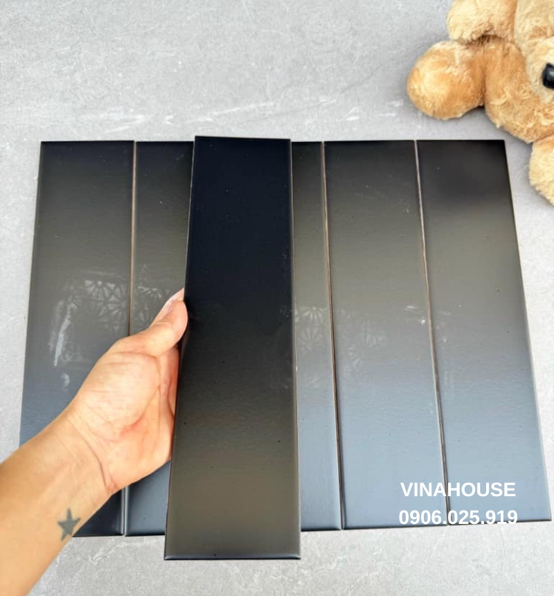 Gạch thẻ màu đen 75×300