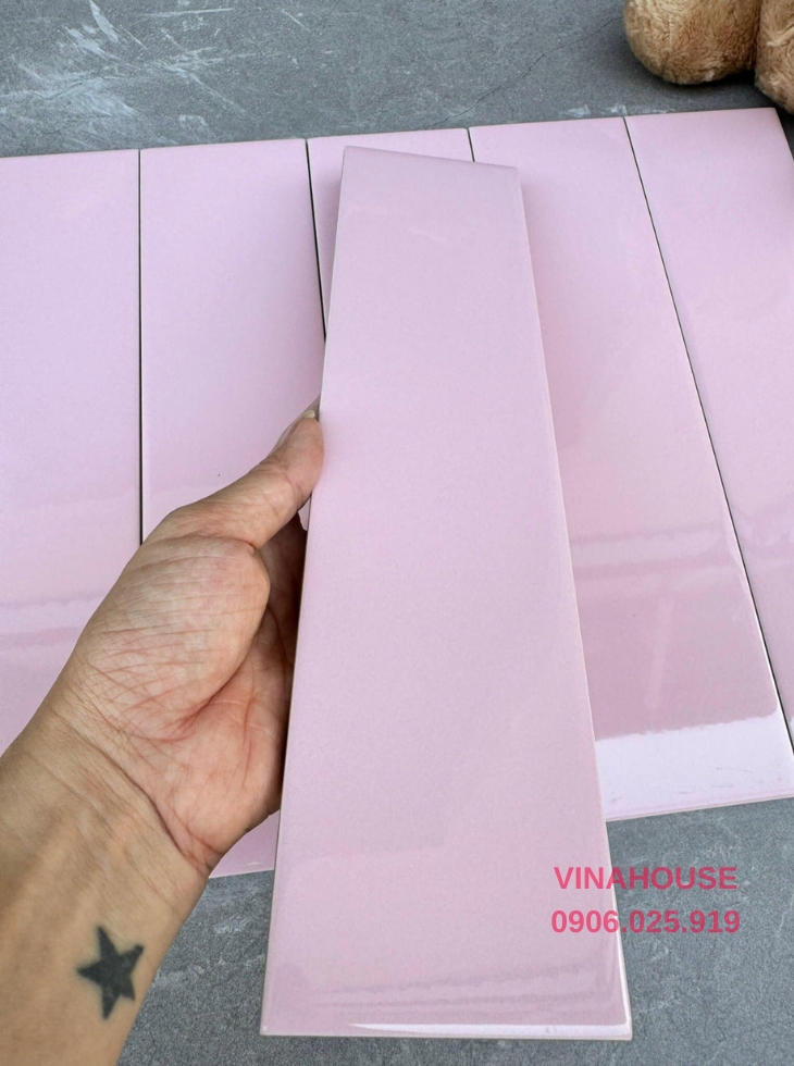 Gạch thẻ màu hồng 75×300