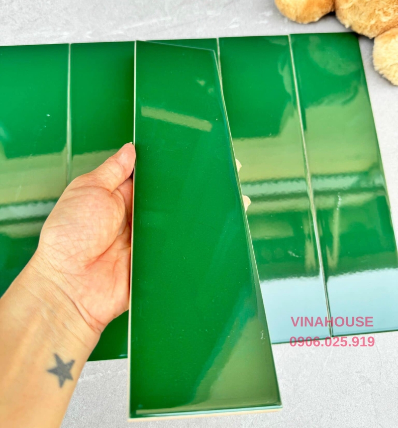 Gạch thẻ màu xanh bóng 75×300